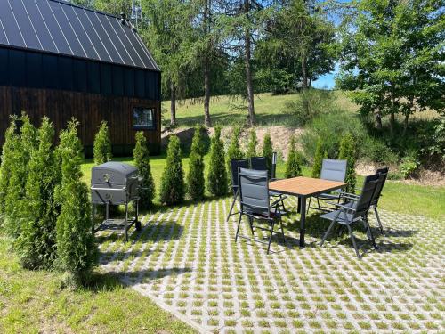 Κήπος έξω από το Przystanek Kistówko komfortowe domki z jacuzzi, staw wędkarski, kominek, las, przestrzeń