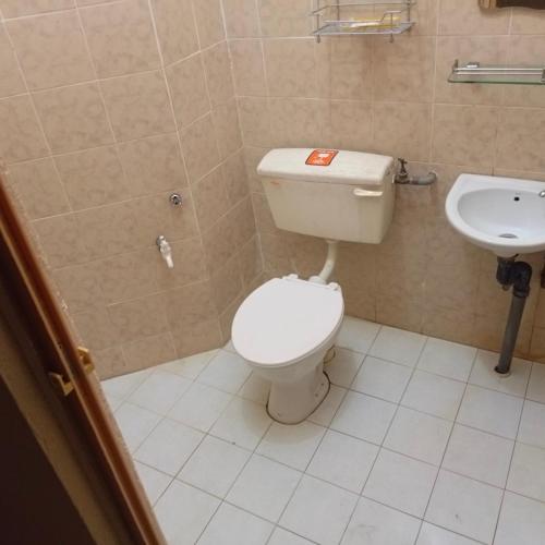 a bathroom with a toilet and a sink at MieHomestay Bukit payong in Bukit Payong