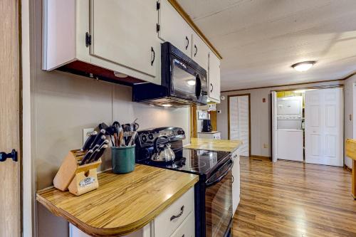 Kuchyň nebo kuchyňský kout v ubytování Pine Woods Cabin