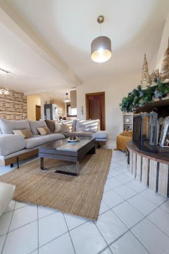 Ruang duduk di Excellent House