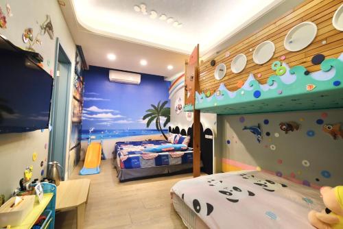 吉安的住宿－圓芝澤民宿，儿童房设有一间卧室,配有一张床和电视