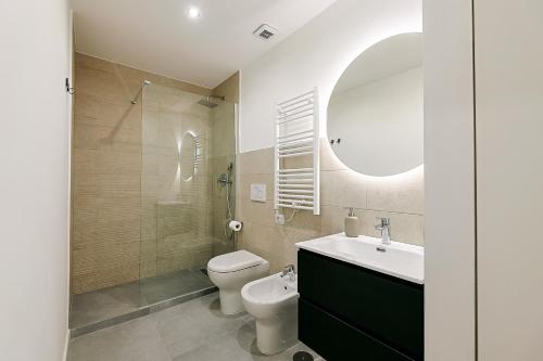 een badkamer met een toilet, een wastafel en een spiegel bij Ottaviano Design Apartment at the Vatican in Rome