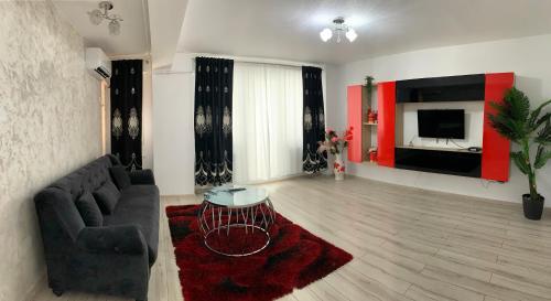 ein Wohnzimmer mit einem Sofa und einem Couchtisch in der Unterkunft Apartament 3 camere militari residence in Roşu