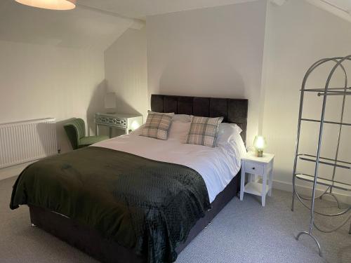 蘭迪德諾交匯的住宿－Castle Keep - Traditional Welsh Cottage，一间卧室,卧室内配有一张大床