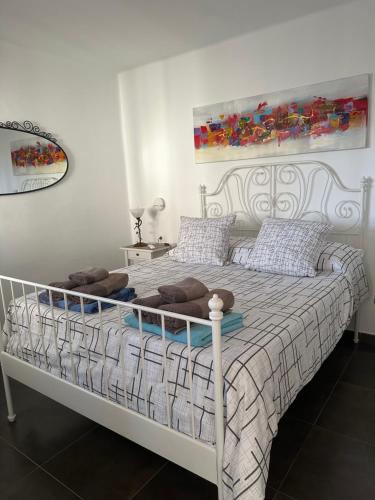 um quarto com uma cama branca com uma moldura branca em Paradise Club L28 & L29 em Puerto del Carmen
