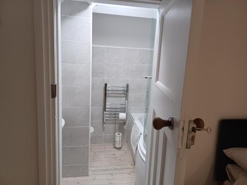 ein Bad mit einem WC und einer ebenerdigen Dusche in der Unterkunft Beckview En-Suite in Scalby