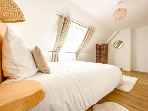 Ein Bett oder Betten in einem Zimmer der Unterkunft Le cocon de Normandy