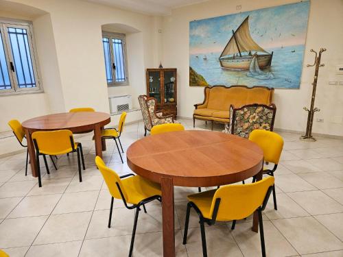 une chambre avec deux tables et des chaises et un tableau dans l'établissement VILLA GLAUER - D'AMICO, à Sestri Levante
