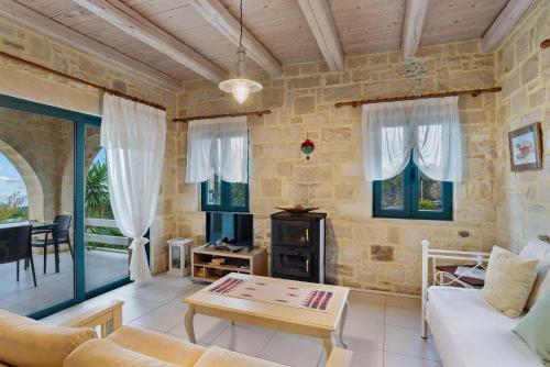 Kókkinon KhoríonにあるVilla Polihymnia St George Retreat BY APOKORONAS-VILLASのソファとテーブルのあるリビングルーム