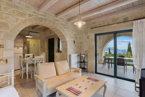Kókkinon KhoríonにあるVilla Polihymnia St George Retreat BY APOKORONAS-VILLASのソファとテーブルのあるリビングルーム