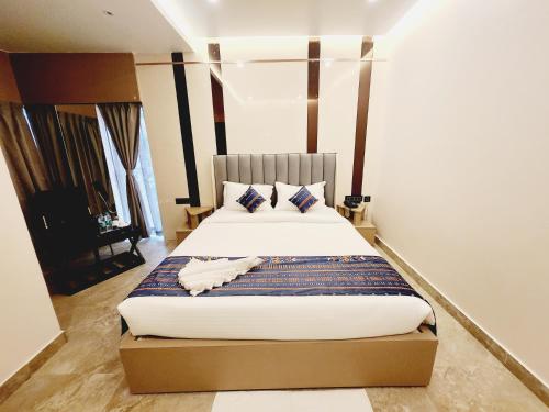 a bedroom with a large bed in a room at THE GREENSTAR INN PREMIUM in Bhubaneshwar