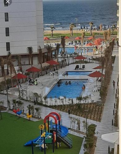 vista para uma piscina num resort em Porto said resort em `Ezbet Shalabi el-Rûdi