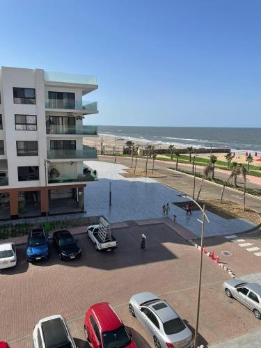 - un parking avec des voitures garées à côté de la plage dans l'établissement Porto said resort, à `Ezbet Shalabi el-Rûdi