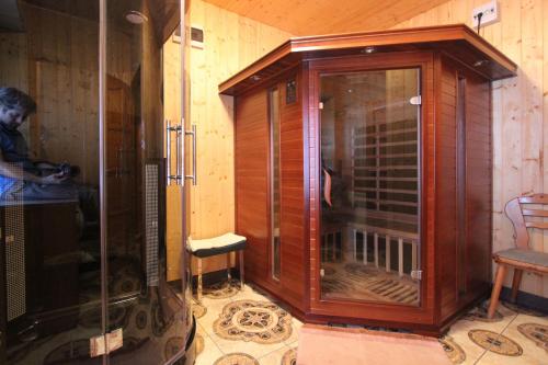 a large wooden bird cage in a room at Felső Fogadó in Felsőtold