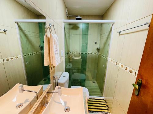 Bathroom sa Feitosa's Beach House, Casa frente mar com capacidade para 6 pessoas estrutura completa com 2 suites