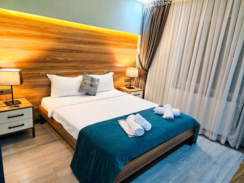 een slaapkamer met een bed met twee handdoeken erop bij SAPANCA PARK HOTEL in Sakarya