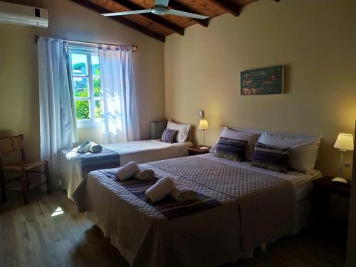 1 dormitorio con 2 camas y ventana en Hostería Costa Bonita en Villa Gesell