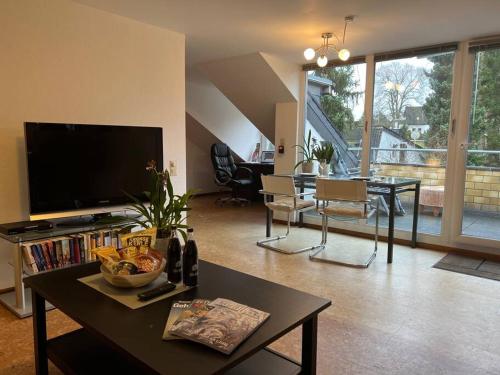 sala de estar con TV y comedor en Apartment near Park, en Hamburgo