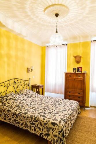 une chambre avec un lit et un lustre dans l'établissement La Piboule - Au Coeur du Panier T2 -39m2, à Marseille