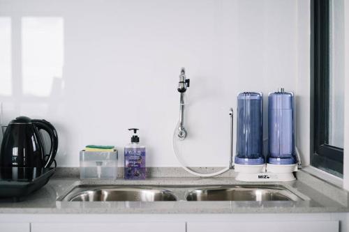 JelutongにあるNEW Infinity Pool Seaview 3Bedrooms 2Carparks 262の洗面台の横に蛇口付きのキッチンシンク