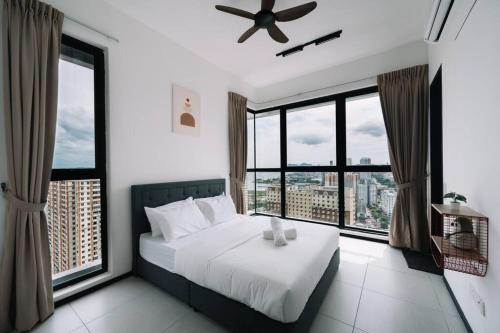 JelutongにあるNEW Infinity Pool Seaview 3Bedrooms 2Carparks 262のベッドと大きな窓のある寝室