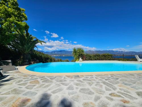 une piscine avec vue sur l'eau dans l'établissement Résidence Alt'aria, à Porto-Vecchio