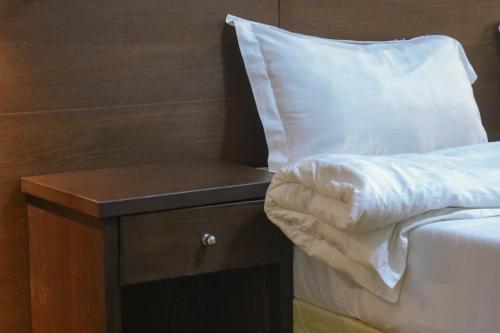 سرير أو أسرّة في غرفة في فندق الرابح AlRabih hotel