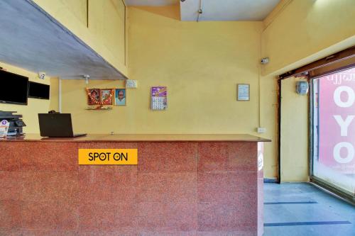 Area lobi atau resepsionis di OYO Hotel Ujjwal