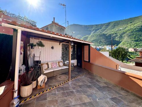 - un balcon avec un canapé dans l'établissement Precioso apartamento con terraza en piso superior, à Los Realejos