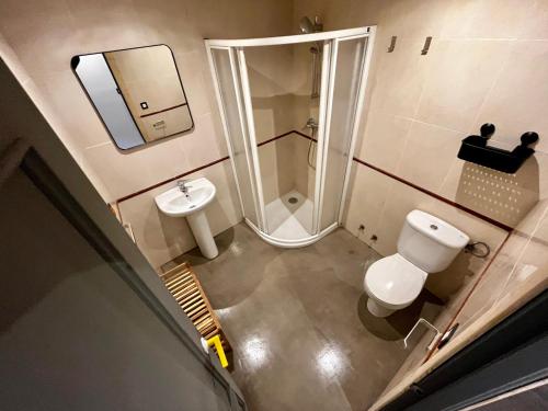 - une salle de bains avec toilettes et lavabo dans l'établissement The Orange Teddy Bear Hostal La Peña, à Mieres