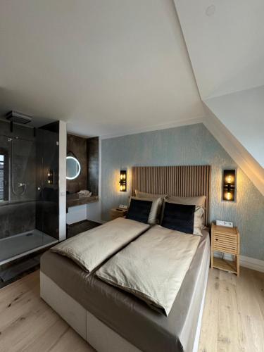 um quarto com uma cama grande e uma casa de banho em H-36 RESIDENCE 1.1 em Koblenz