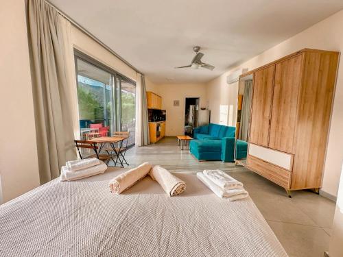 ヴァシリキにあるSoul Beach Suitesのベッドルーム1室(ベッド1台、タオル2枚付)