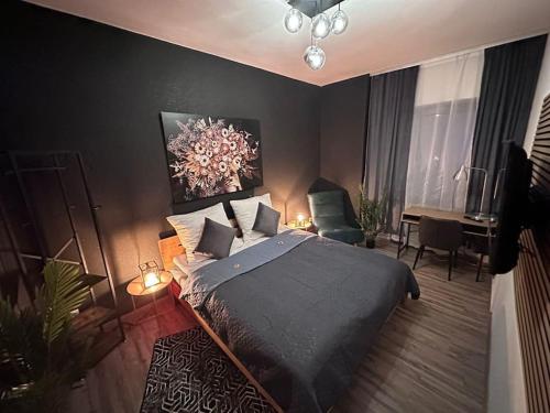 - une chambre avec un lit, un bureau et une chaise dans l'établissement 3 Zimmer Apartment mitten in Altstadt - Koblenz, à Coblence