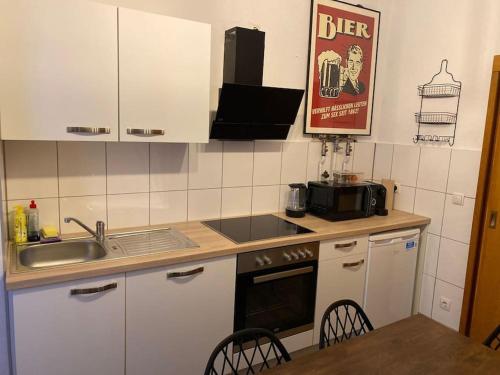 cocina con fregadero y encimera en 3 Zimmer Apartment mitten in Altstadt - Koblenz, en Coblenza