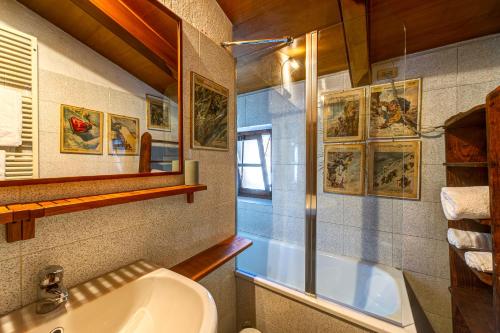 a bathroom with a sink and a bath tub at Casa Doretta in La Saxe