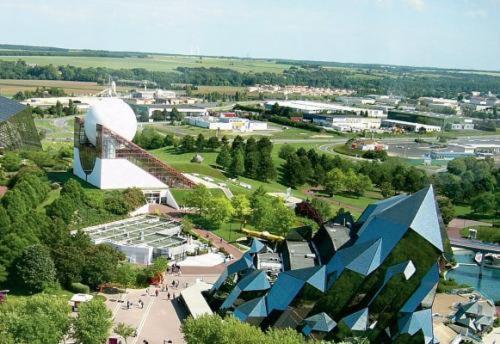 une vue aérienne sur un bâtiment d'une ville dans l'établissement GITE RIEN SANS PEINE proche FUTUROSCOPE, à Naintré