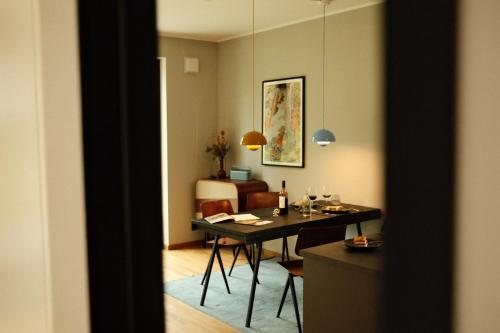a room with a table and a dining room at bluestar apartments am Storkower See inkl Badesteg und Gartensauna in Hubertushöhe