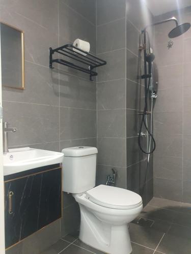 La salle de bains est pourvue de toilettes, d'un lavabo et d'une douche. dans l'établissement Majestic Maxim 3 Bedrooms Block D Near MRT, à Kuala Lumpur