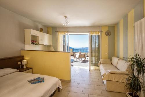 TraregoにあるResidence Usignoloのベッドとリビングルームが備わるホテルルームです。