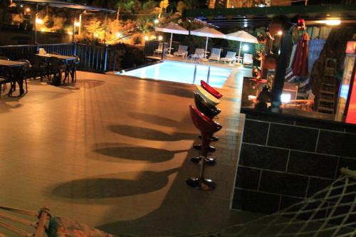 una piscina con sillas junto a un restaurante en Hotel Sema, en Patara