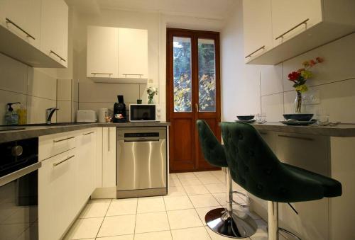 a kitchen with a green chair in the middle at Nouveau - Le Shilichic - Gare in Schiltigheim