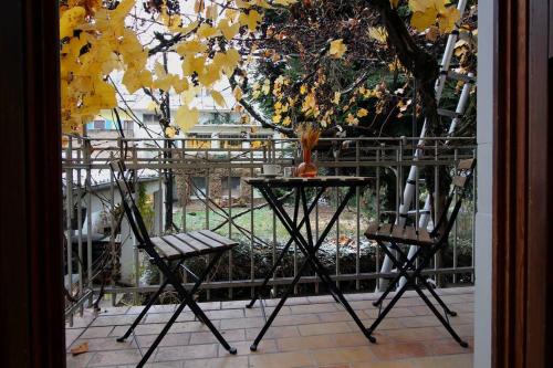 einen Tisch und zwei Stühle auf einem Balkon in der Unterkunft Nouveau - Le Shilichic - Gare in Schiltigheim