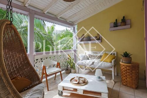 Un lugar para sentarse en Beautiful 2 bed-rooms apartment at Orient Beach