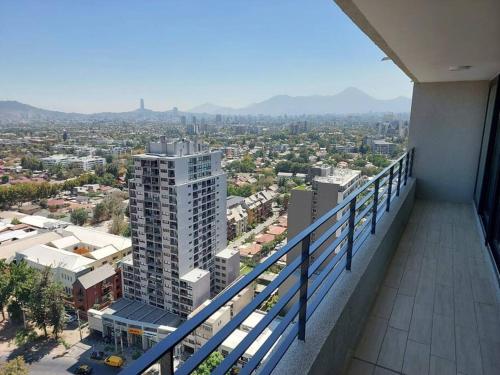 een balkon met uitzicht op de stad bij Apartamento Nuevo Mall y metro Plaza Egaña in Santiago