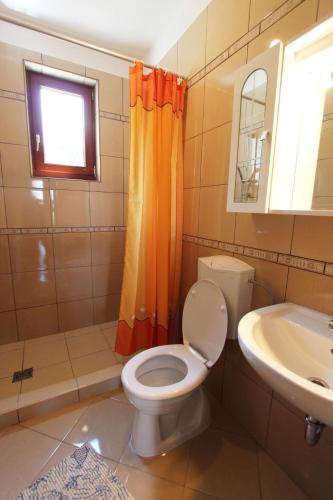 a bathroom with a toilet and a sink at Gesztenyés Vendégház in Garáb