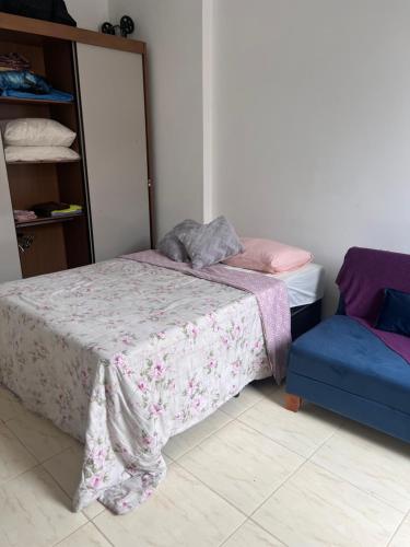 a bedroom with a bed and a chair at Loft no coração da Lapa in Rio de Janeiro