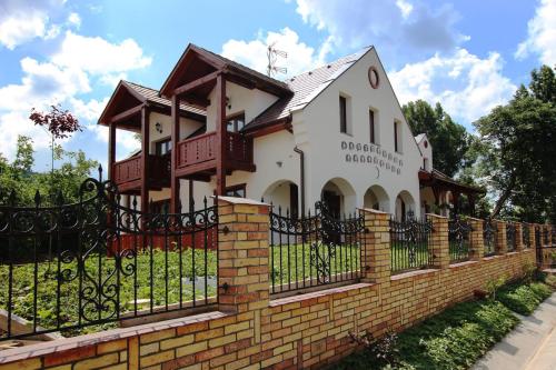 a building with a fence in front of it at Gesztenyés Vendégház in Garáb
