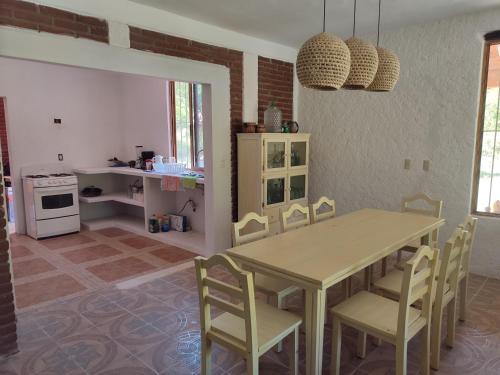 cocina con mesa de comedor y sillas en Casa Galaa Guiba', en Tangolunda