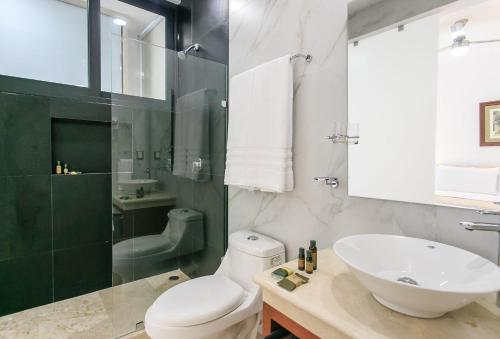 Ванна кімната в Menesse-2bedrooms-PerfectSpot steps to the ocean
