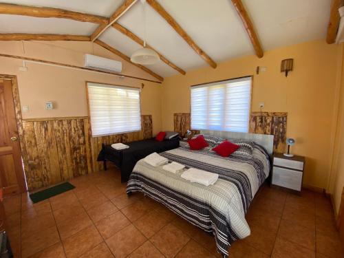 um quarto com uma cama grande e um sofá em Patagonia Bordelago em Puerto Ingeniero Ibáñez